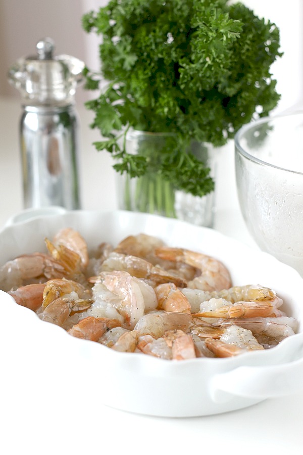 It couldn’t get any easier to make delicious baked shrimp scampi. Arranged in a baking dish, the shrimp are topped with a buttery herb mixture and popped into the oven until hot and bubbly.