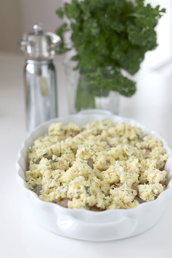 It couldn’t get any easier to make delicious baked shrimp scampi. Arranged in a baking dish, the shrimp are topped with a buttery herb mixture and popped into the oven until hot and bubbly.