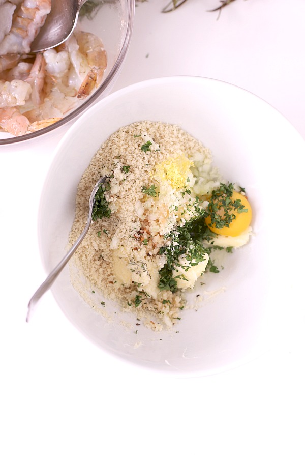 It couldn’t get any easier to make delicious baked shrimp scampi. Arranged in a baking dish, the shrimp are topped with a buttery herb mixture and popped into the oven until hot and bubbly.