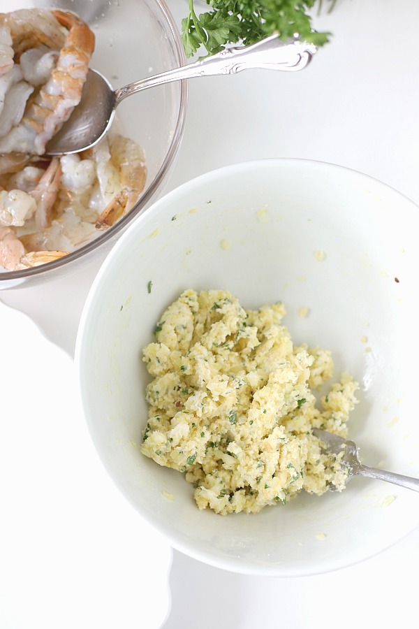 It couldn’t get any easier to make delicious baked shrimp scampi. Arranged in a baking dish, the shrimp are topped with a buttery herb mixture and popped into the oven until hot and bubbly.