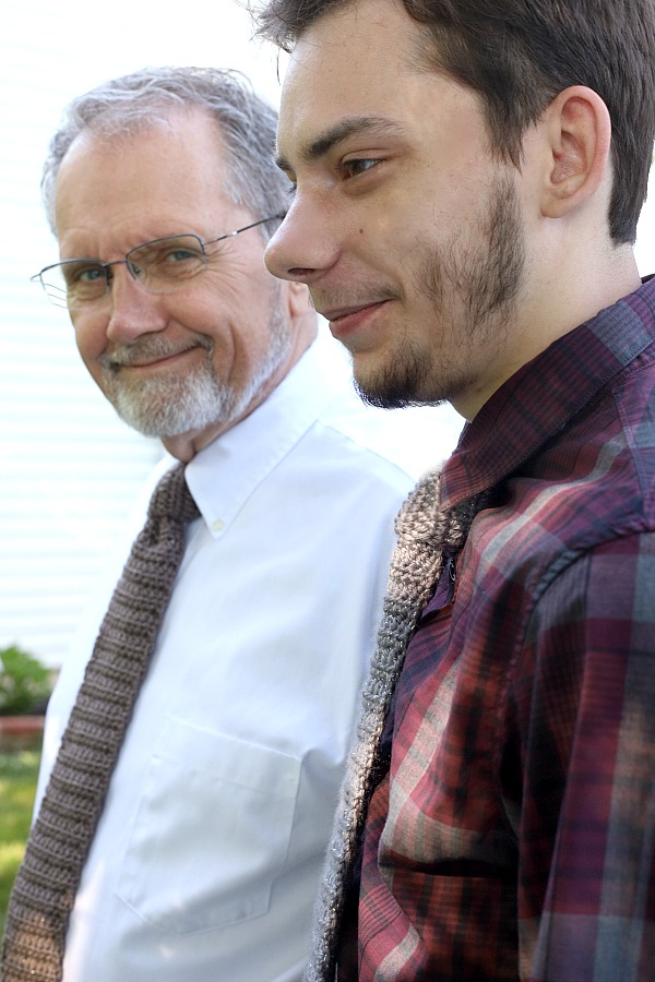 Easy pattern for a stylish crocheted men's necktie is a great Father's Day gift or for your favorite graduate.