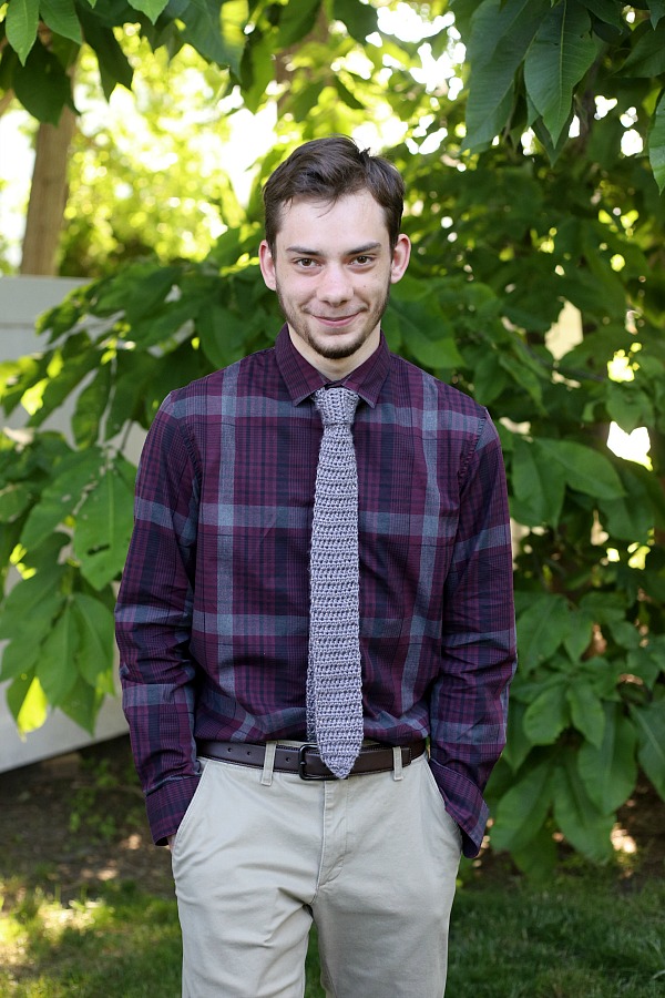 Easy pattern for a handsome, handmade crochet necktie for the men in your life. Great Father's Day or graduation gift.