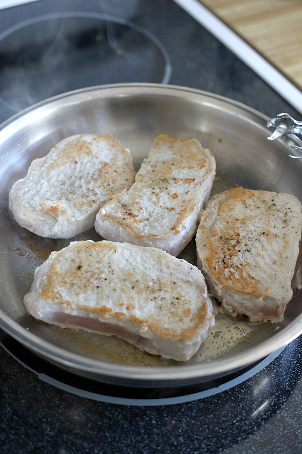 Easy step-by-step recipe for Hawaiian pork chops and baked beans with brown sugar, molasses and pineapple.