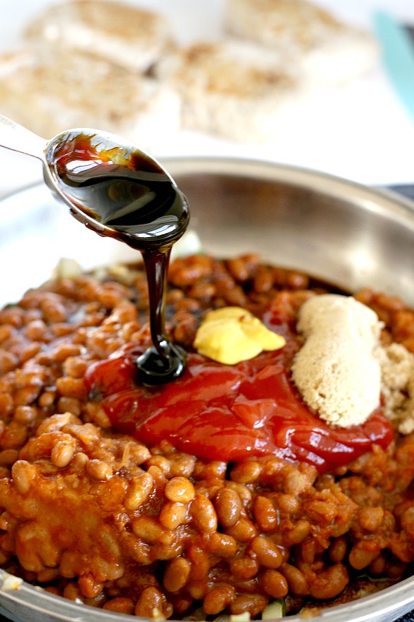 Easy step-by-step recipe for Hawaiian pork chops and baked beans with brown sugar, molasses and pineapple.