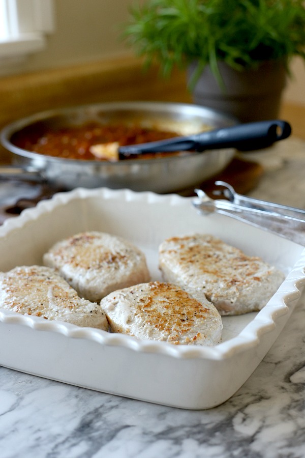 Easy step-by-step recipe for Hawaiian pork chops and baked beans with brown sugar, molasses and pineapple.