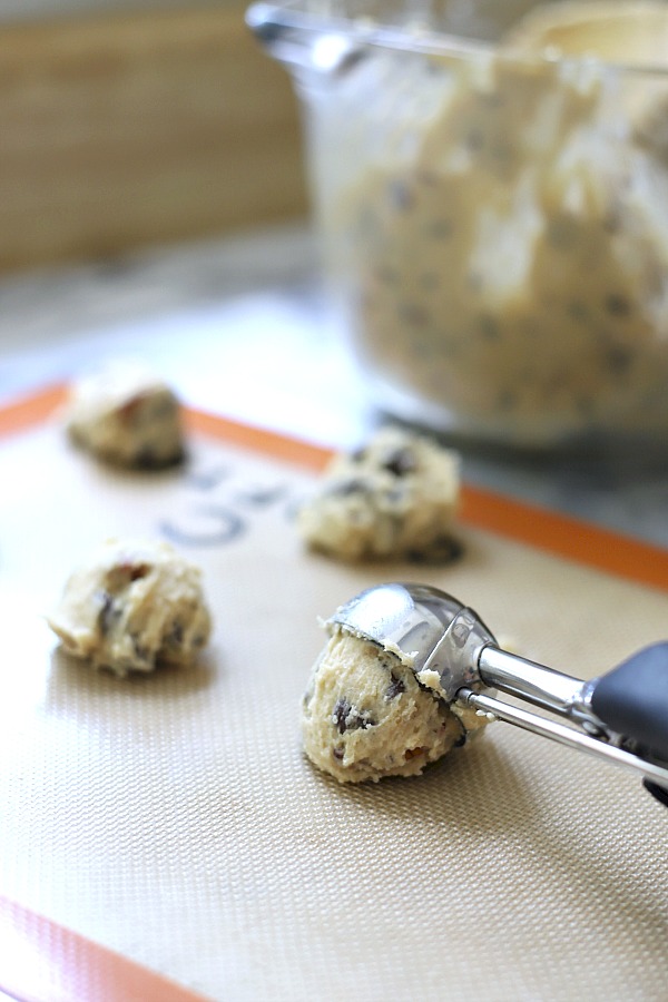 Easy recipe for crunchy chocolate chip cookies, crunchy on the outside and chewy inside.