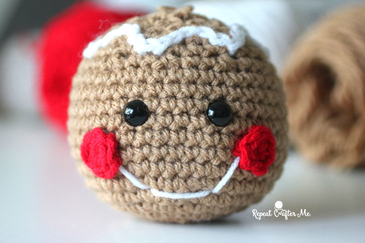 10 of the cutest crochet Christmas ornaments with free patterns that are easy! Use to decorate, trim the holiday tree, give as gifts and embellish presents.