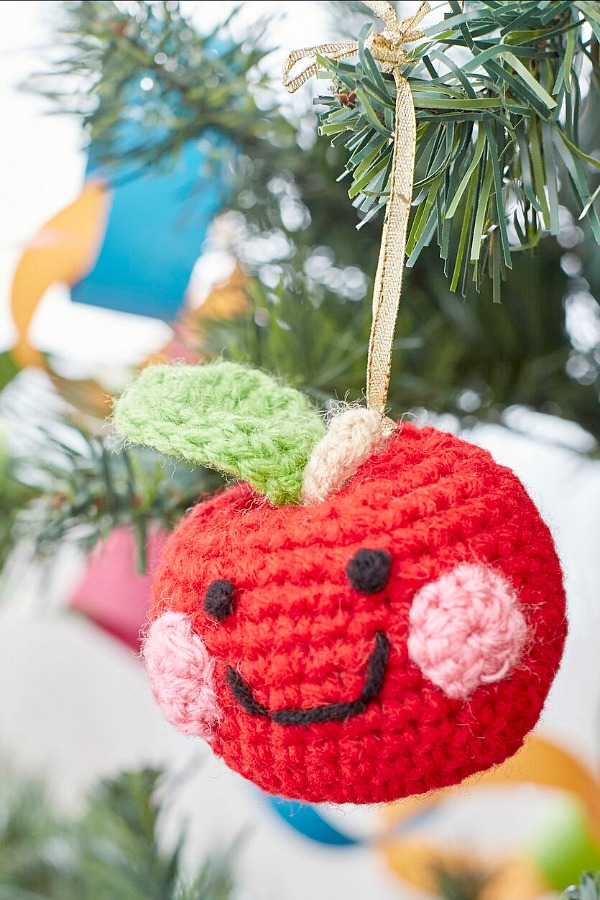 10 of the cutest crochet Christmas ornaments with free patterns that are easy! Use to decorate, trim the holiday tree, give as gifts and embellish presents.