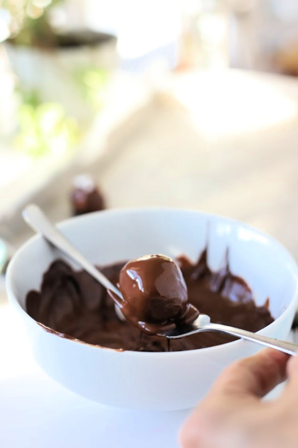 Oreo Cookie balls are super chocolaty with a fun minty flavor. An easy recipe that is no-bake and a favorite addition to your Christmas and holiday cookie tray.