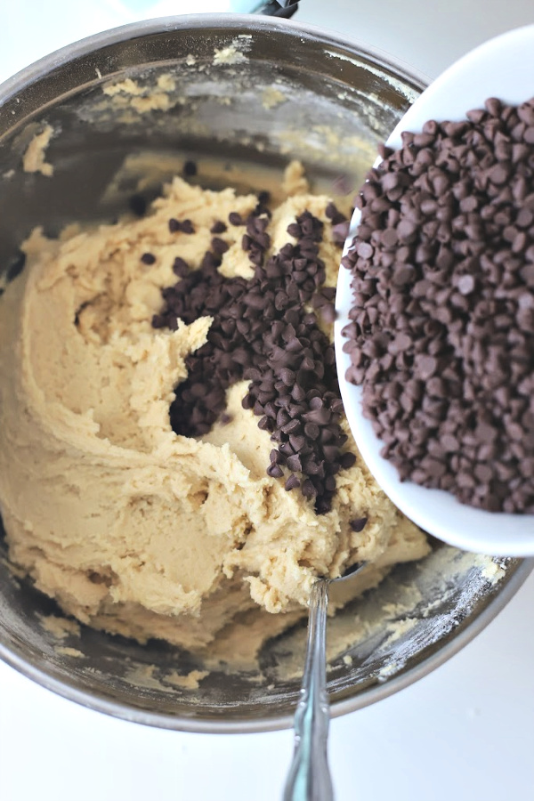 Chocolate chip cookie dough gifts are so perfect and appreciated. Slice, bake and enjoy warm, fresh-from-the oven cookies whenever the urge hits. Easy recipe to make and freeze. Package in festive paper or a fabric napkin, add a ribbon tie and a tag with a FREE printable with instructions.