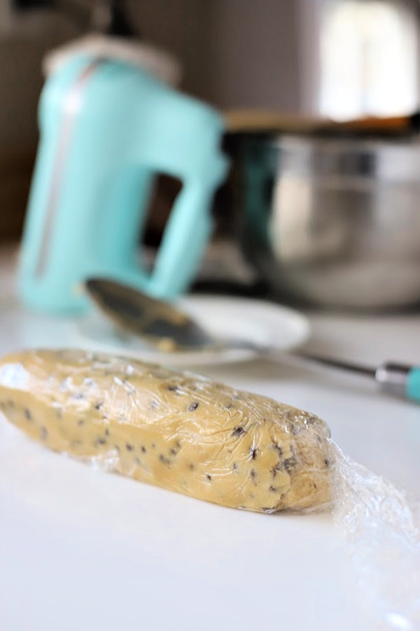 Chocolate chip cookie dough gifts are so perfect and appreciated. Slice, bake and enjoy warm, fresh-from-the oven cookies whenever the urge hits. Easy recipe to make and freeze. Package in festive paper or a fabric napkin, add a ribbon tie and a tag with a FREE printable with instructions.