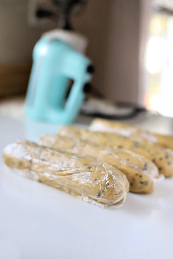 Chocolate chip cookie dough gifts are so perfect and appreciated. Slice, bake and enjoy warm, fresh-from-the oven cookies whenever the urge hits. Easy recipe to make and freeze. Package in festive paper or a fabric napkin, add a ribbon tie and a tag with a FREE printable with instructions.