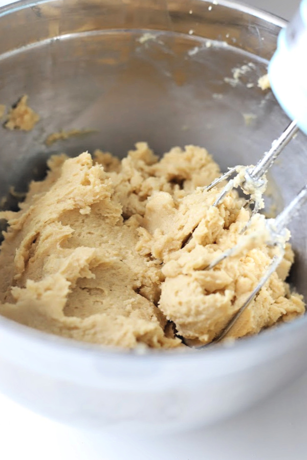 Chocolate chip cookie dough gifts are so perfect and appreciated. Slice, bake and enjoy warm, fresh-from-the oven cookies whenever the urge hits. Easy recipe to make and freeze. Package in festive paper or a fabric napkin, add a ribbon tie and a tag with a FREE printable with instructions.