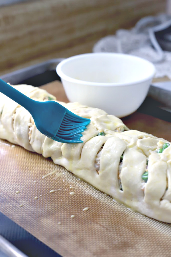 Easy recipe budget-friendly crescent chicken braid. Baked golden brown with cheesy filling, it is perfect for brunch or a quick weeknight family dinner.