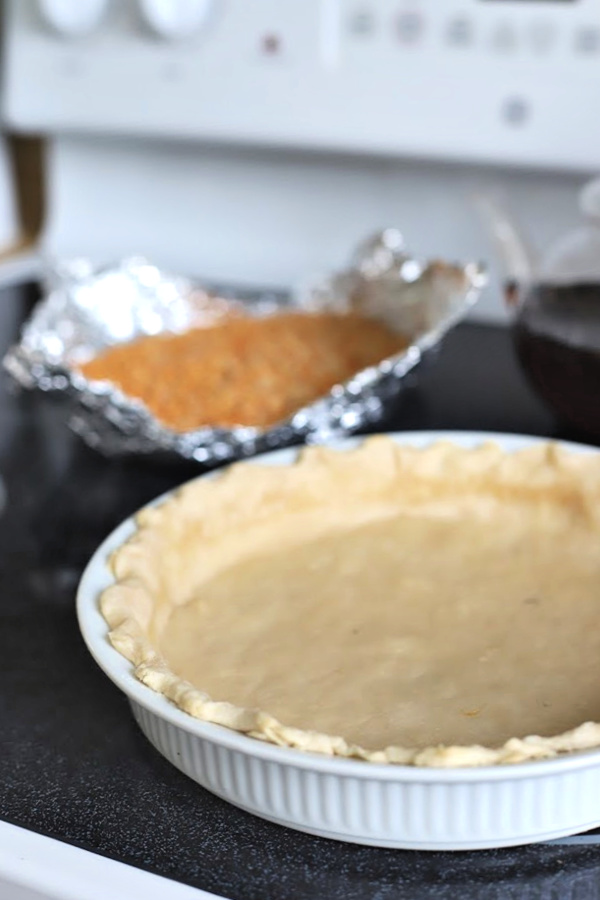 There is something about the flavor combo of fresh tomatoes and basil. An easy recipe that combines creamy Mozzarella and Parmesan cheese in a flaky crust. Basil tomato pie is bright, savory and delicious! Serve as an appetizer or entrée.