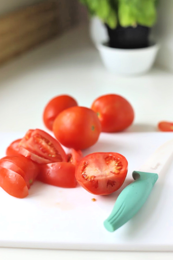 There is something about the flavor combo of fresh tomatoes and basil. An easy recipe that combines creamy Mozzarella and Parmesan cheese in a flaky crust. Basil tomato pie is bright, savory and delicious! Serve as an appetizer or entrée.