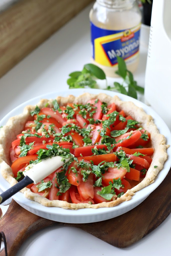 There is something about the flavor combo of fresh tomatoes and basil. An easy recipe that combines creamy Mozzarella and Parmesan cheese in a flaky crust. Basil tomato pie is bright, savory and delicious! Serve as an appetizer or entrée.