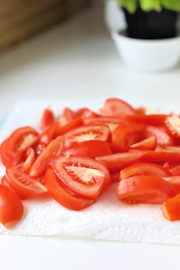 There is something about the flavor combo of fresh tomatoes and basil. An easy recipe that combines creamy Mozzarella and Parmesan cheese in a flaky crust. Basil tomato pie is bright, savory and delicious! Serve as an appetizer or entrée.