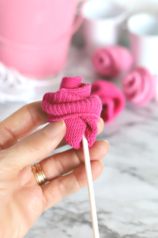 Easy step-by-step how-to for bud roses from baby socks. DIY flowers for shower bouquet and décor ideas.