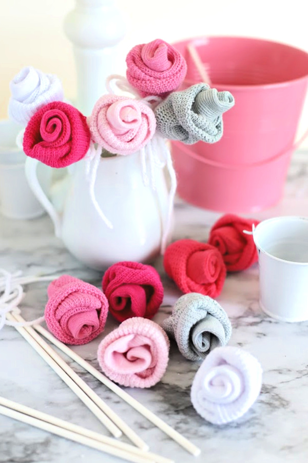 Easy step-by-step how-to for bud roses from baby socks. DIY flowers for shower bouquet and décor ideas.