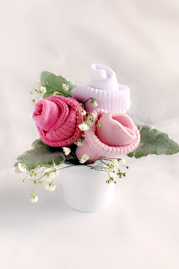 Easy step-by-step how-to for bud roses from baby socks. DIY flowers for shower bouquet and décor ideas.