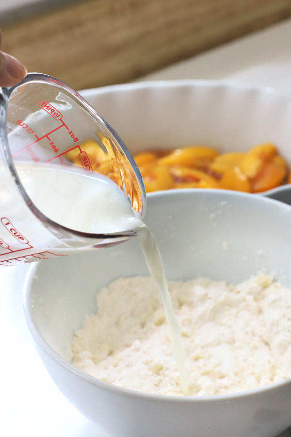 Easy recipe with step-by-step pics to make old fashioned peach cobbler.