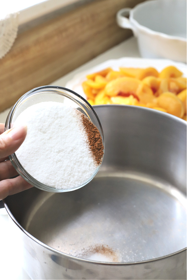 Easy recipe with step-by-step pics to make old fashioned peach cobbler.