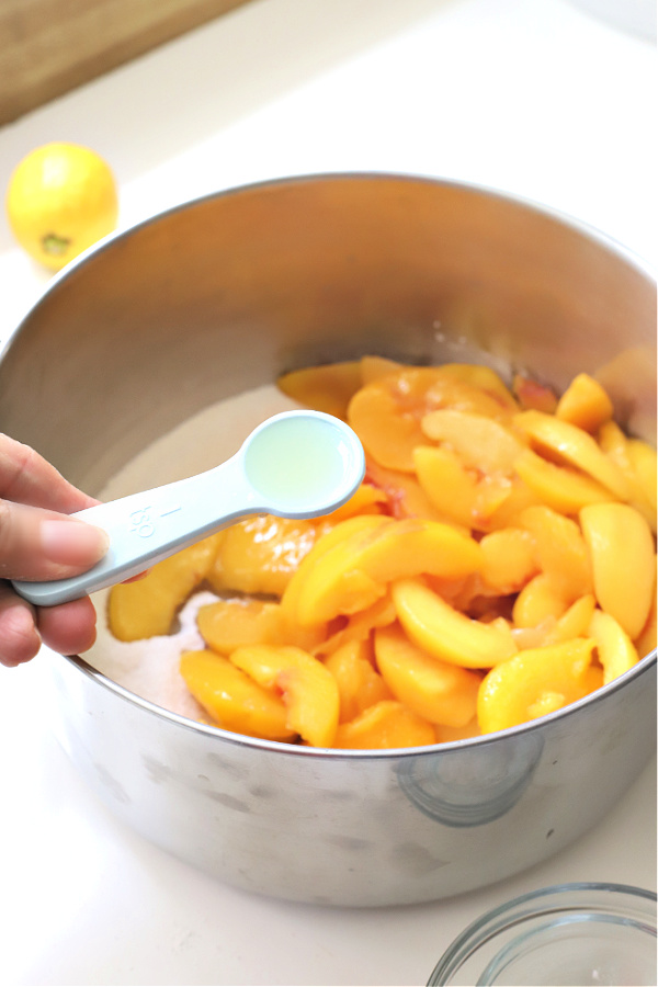 Easy recipe with step-by-step pics to make old fashioned peach cobbler.