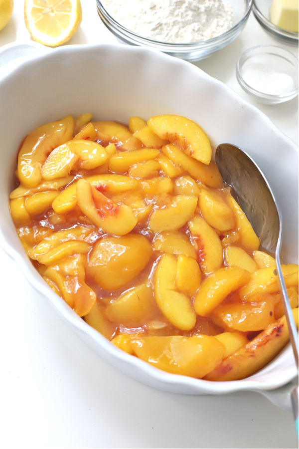 Easy recipe with step-by-step pics to make old fashioned peach cobbler.