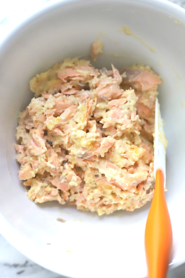 Easy recipe for golden brown pan-fried fresh salmon patties with chopped veggies, mayo and Old Bay. Serve these cakes with a tasty tartar sauce.