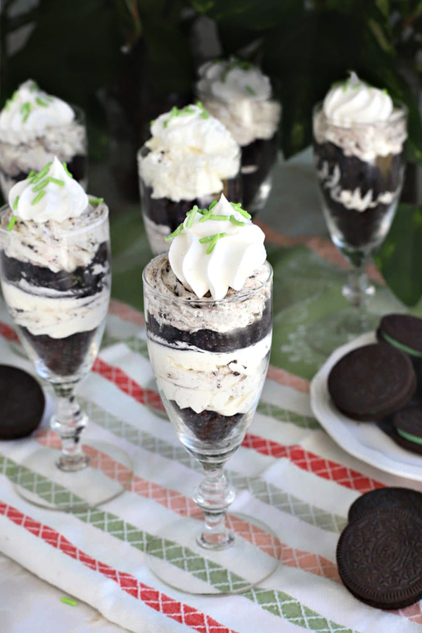 Easy no bake recipe for chocolate mint cheesecake parfait with Oreo crumbs, peppermint and cream cheese. Perfect St Patrick's Day dessert.