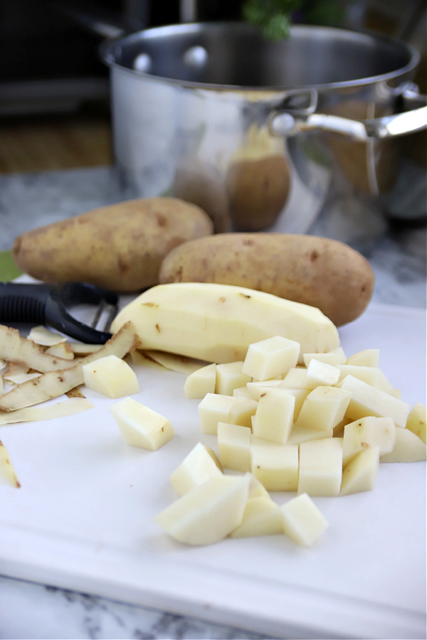 Peeling and diced potatoes.