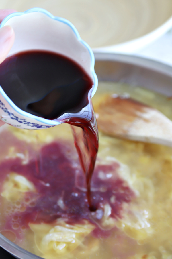 Adding red wine to caramelized onions for British English pub bangers and mash gravy.