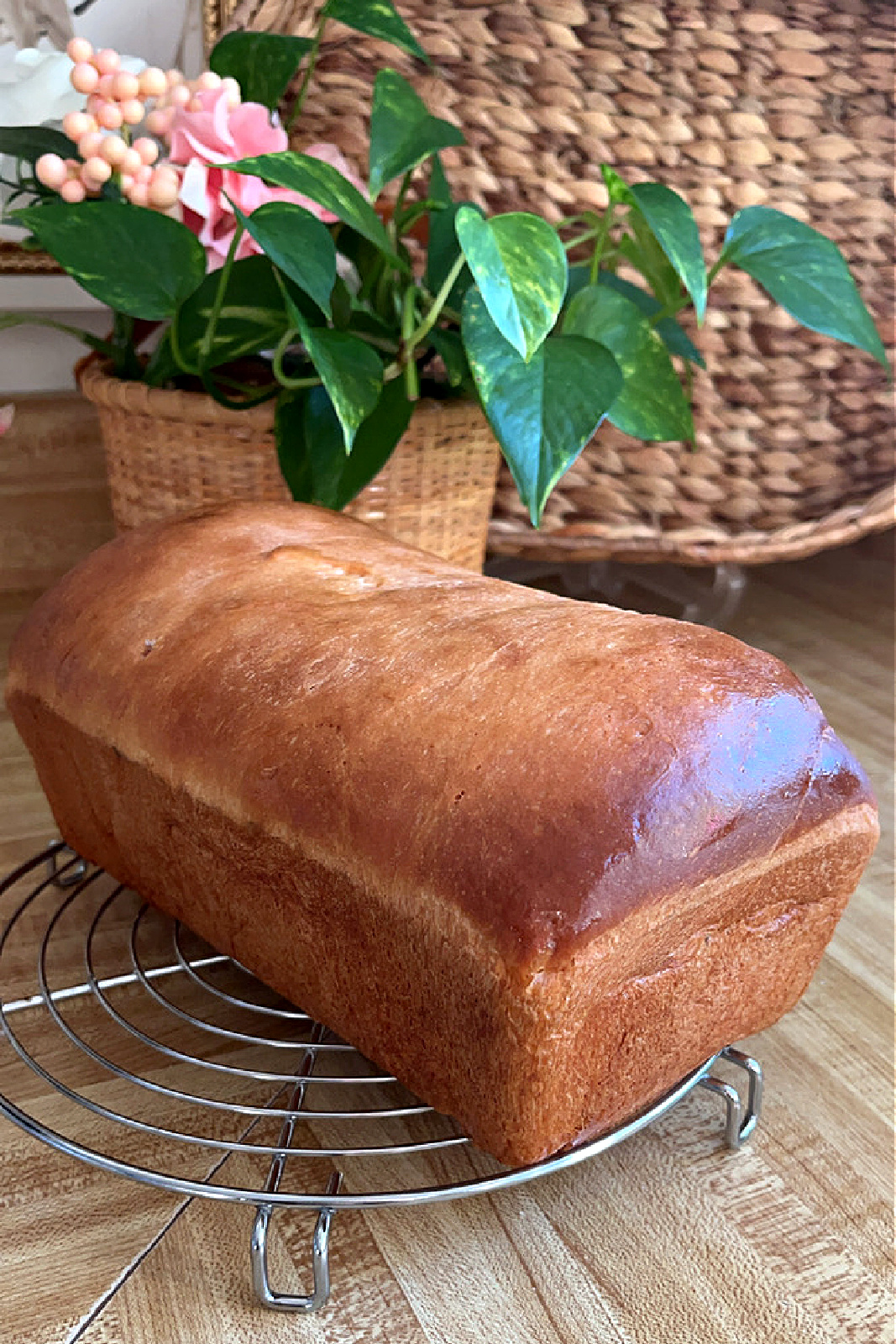 Easy recipe for homemade bread machine cinnamon swirl yeast bread with apples.