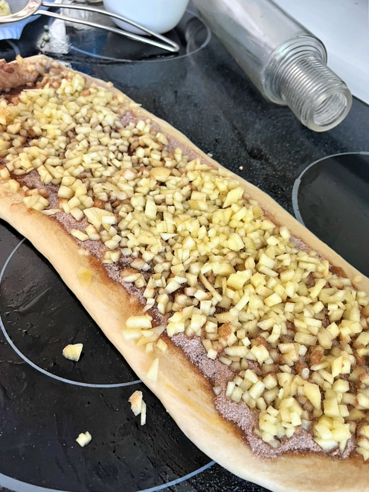 Easy recipe for homemade bread machine cinnamon swirl yeast bread with apples.