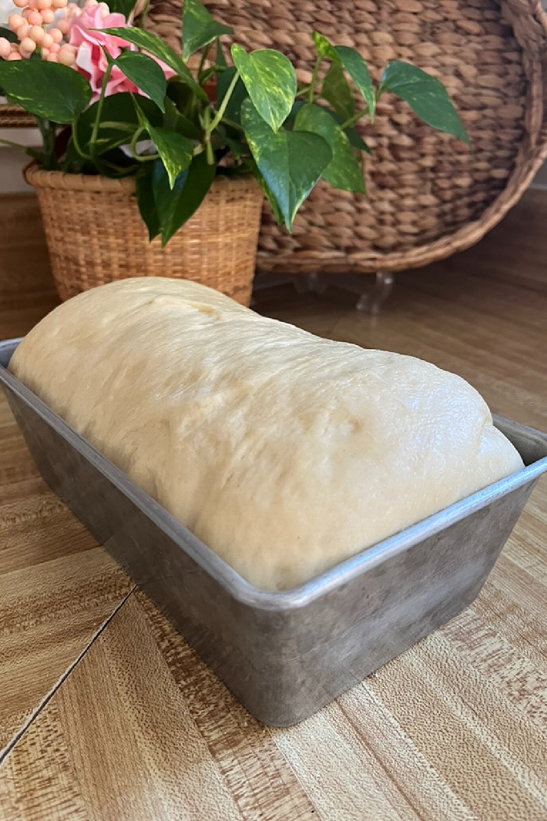 Easy recipe for homemade bread machine cinnamon swirl yeast bread with apples.